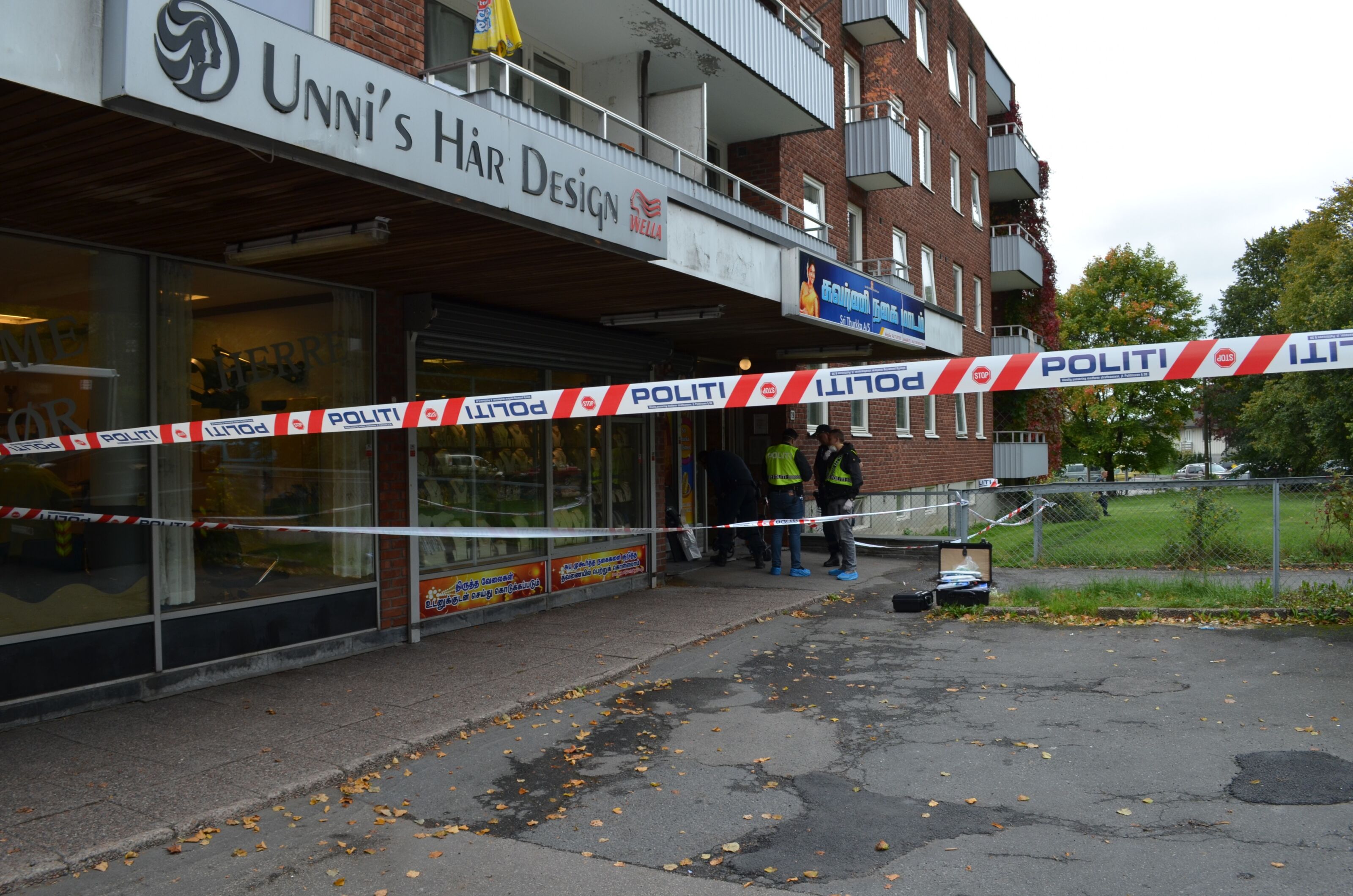 SPERRET AV: Politiet har sperret av området rundt gullsmeden i Ammerudveien 21. Foto: