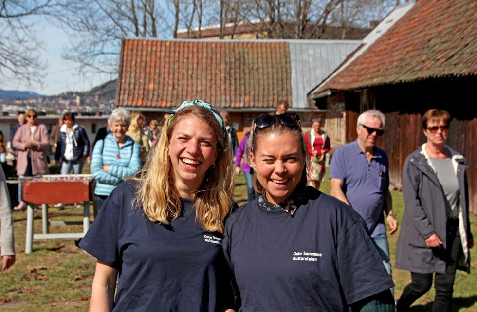 STRÅLTE: Ingeborg Apall-Olsen og Stine Karin Håtuft kunne nesten ikke tro sine egne øyne når de så hvor mange som møtte til «vårslepp» på Tveten gård. Foto: