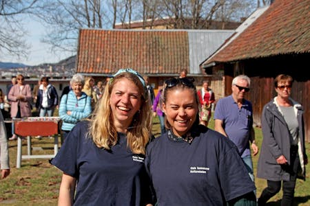 STRÅLTE: Ingeborg Apall-Olsen og Stine Karin Håtuft kunne nesten ikke tro sine egne øyne når de så hvor mange som møtte til «vårslepp» på Tveten gård. Foto: