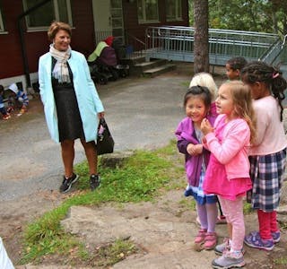 GLADE BARN: Skole- og barnehagebyråd Tone Tellevik Dahl (Ap) møtte glade barn i Stovnerhøgda barnehage. Hun er for tiden på en barnehageturné for å høre hvordan de forskjellige bydelene jobber med lek, læring og rekruttering. Foto: