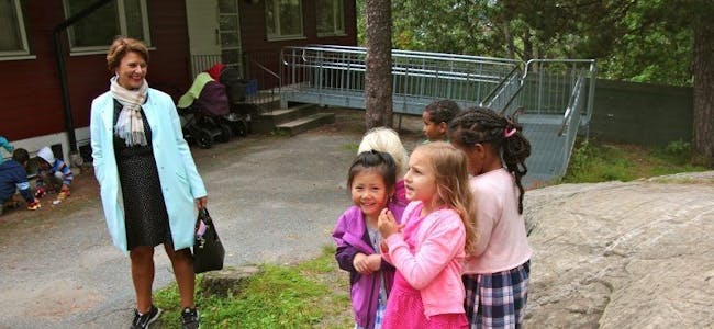 GLADE BARN: Skole- og barnehagebyråd Tone Tellevik Dahl (Ap) møtte glade barn i Stovnerhøgda barnehage. Hun er for tiden på en barnehageturné for å høre hvordan de forskjellige bydelene jobber med lek, læring og rekruttering. Foto: