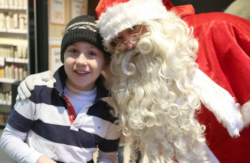 GODE KAMERATER: Martin (10) og julenissen fant tonen på Grorud senter. Foto: