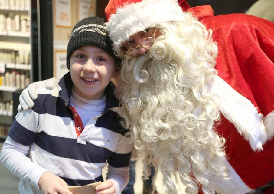 GODE KAMERATER: Martin (10) og julenissen fant tonen på Grorud senter. Foto: