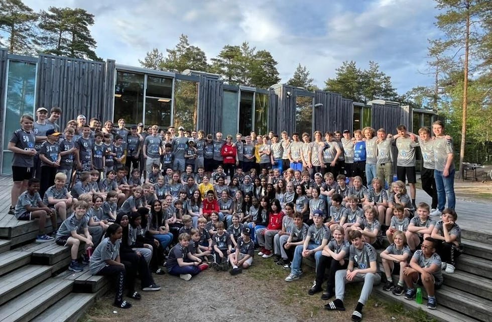 PÅ TUR: Linje5 reiste på håndballturnering i Fredrikstad. Foto: