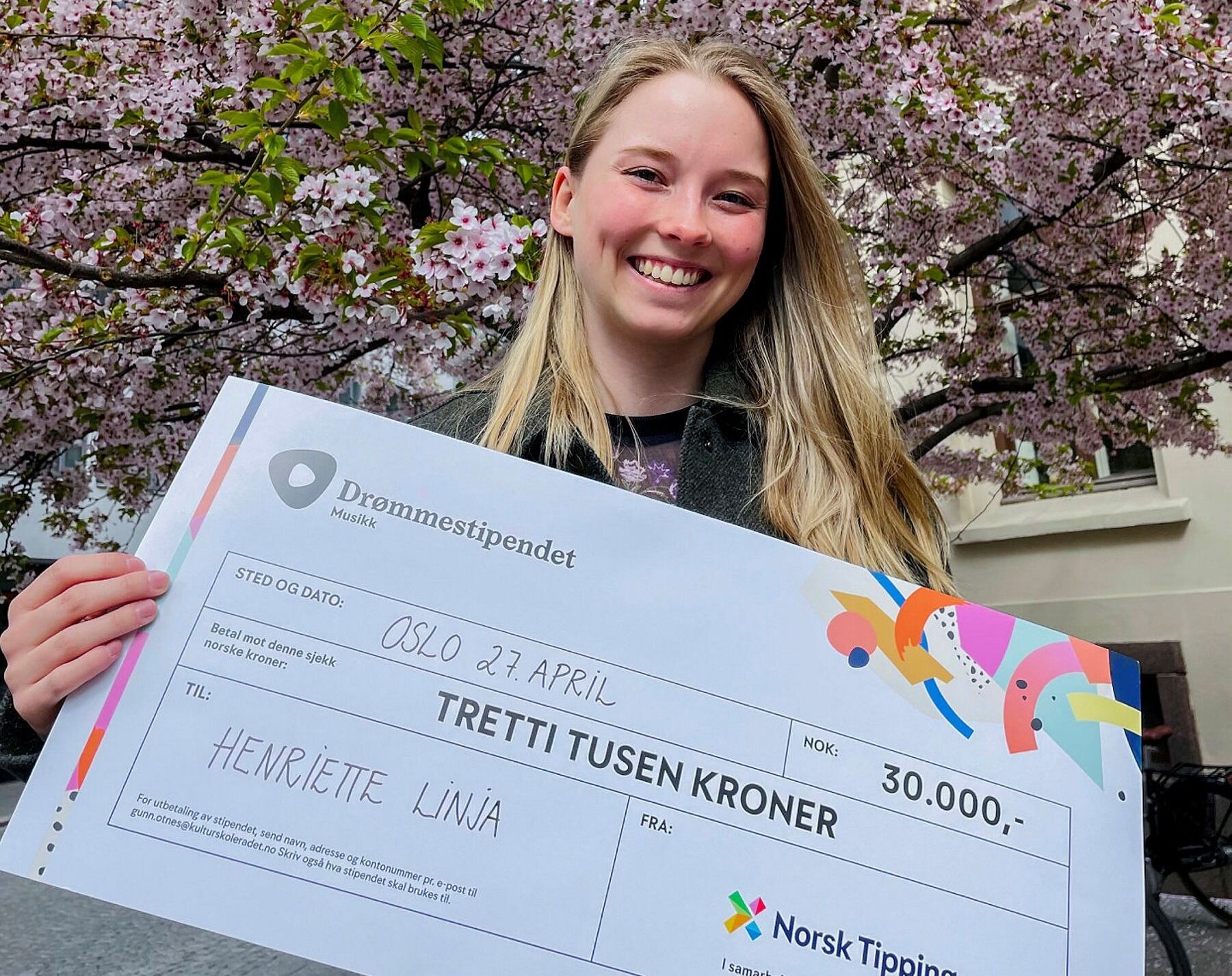 SKAPER SIN EGEN KARRIERE: Henriette Linja fra Høybråten drømmer om å kunne leve av musikk. Hun skriver, synger, spiller instrumenter, produserer og promoterer selv. Akkurat det trives hun godt med. Nå har hun mottatt et stipend som skal hjelpe henne på veien. Foto: