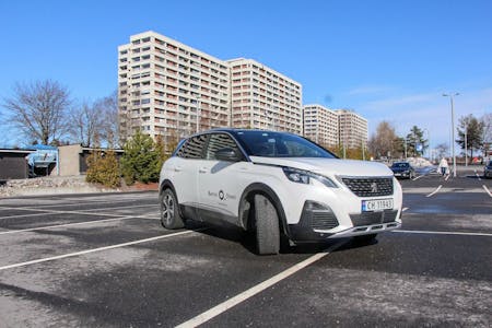 FRANSK RÅTASS: Nye Peugeot 3008 plug-in hybrid har en rekkevidde på inntil 59 kilometer i elektrisk modus, med en garanti på minst 70 prosent batterikapasitet etter åtte år eller 160 000 kilometer. Foto: