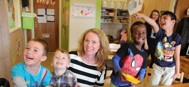 GLEDE: Jacob (6), Lukas (5), Luqman (5) og Tahla (5) synes det var moro å vise fram lekene til barnehagebyråd Anniken Hauglie (H). Foto: