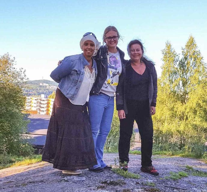 NATTERAVNER: Ayan, Mette og Benthe Lill har tatt initiativ til å starte en natteravngruppe på Lindeberg. Nå håper de at flere blir med. Foto: