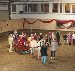 FIN AVSLUTNING: Etter showet kom nissen inn i vogn med poser til alle barna. (Fotos: Tom Evensen) Foto: