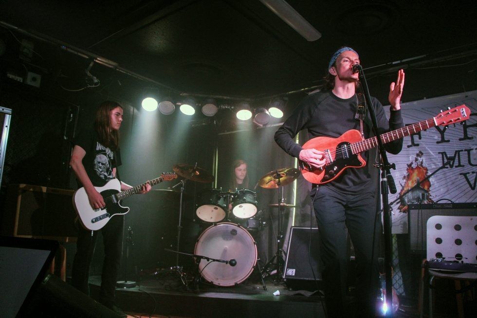 FANT TONEN: Golden Core-gutta Simen Jakobsen Harstad (f.v.) og Johannes Thor Sandal med Øystein Greni. Ammerud-guttene høstet lovord etter showet. Foto: