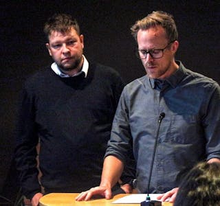 SER MØRKT UT: Christoffer Fremstad (t.h.) og Rene Tangen Brorstrøm ba bydelsutvalget om hjelp med skolesituasjonen på Økern. Foto: