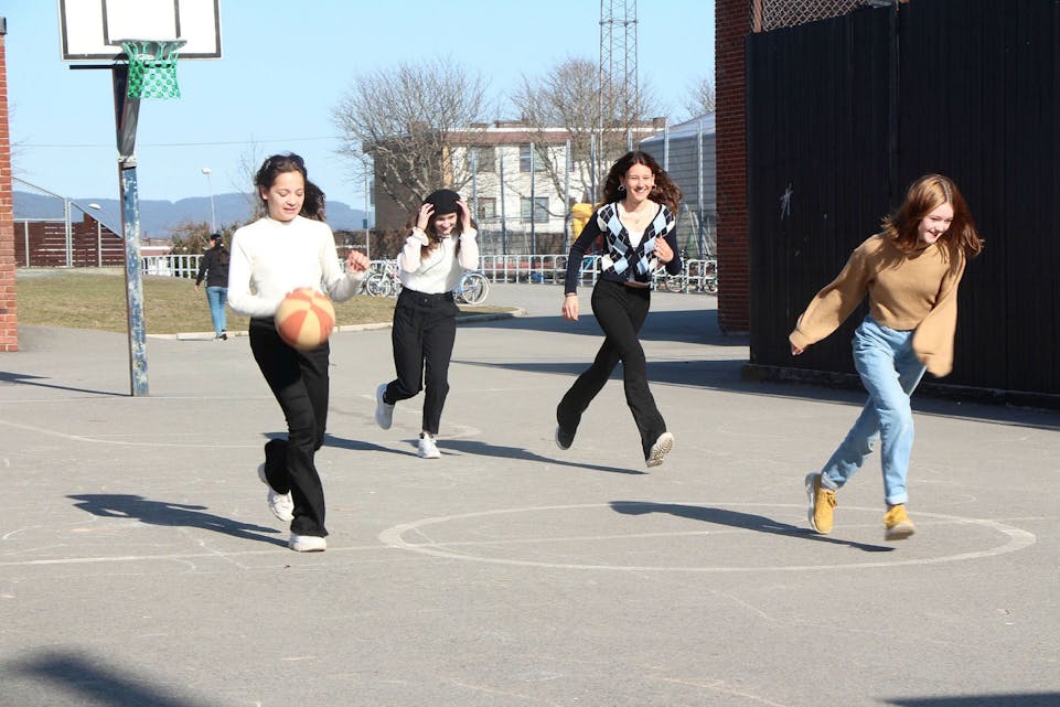 ETTERLENGTET: Erina Rexhepi (f.v), Jehona Zenuni, Emina Basic og Sara Sandven-Volden hygget seg på basketball-banen i en etterlengtet 2 mot 2-kamp. Foto: Sindre Veum Apneseth