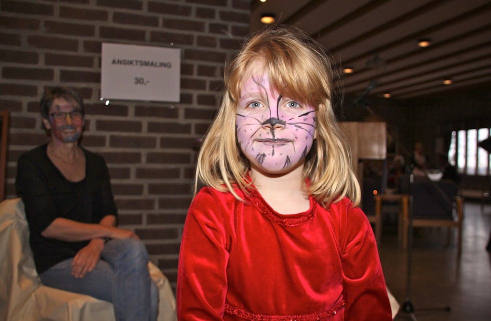 EN TIGER: Mathea (5) har fått ansiktsmaling en rekke ganger tidligere. Denne gangen ville hun bli en skummel tiger. Foto: