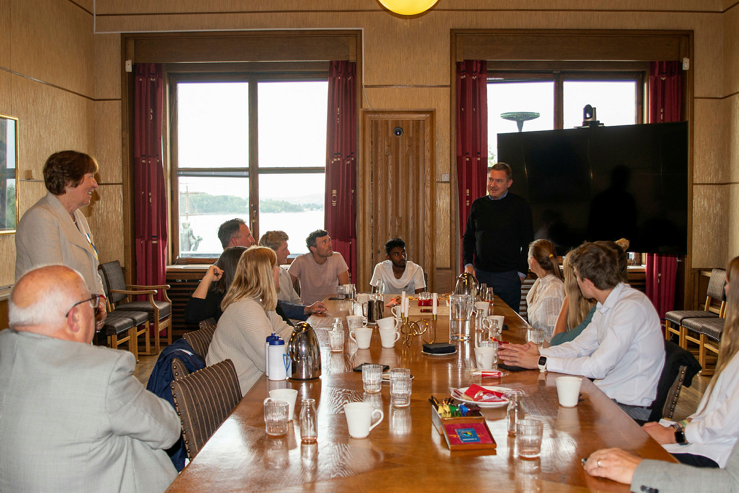 Representantene snakket med ordføreren og fikk stille spørsmål om temaer som miljø, transport, idrett og mye mer. Foto: Athithyan Valluvan