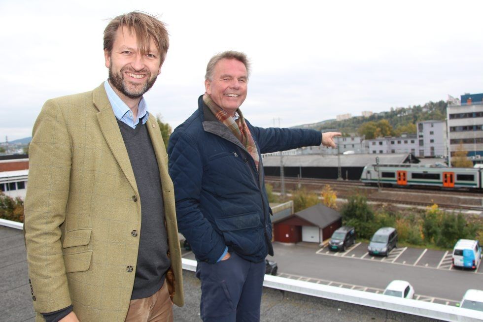 VIL HA STASJON: Høyres Eirik Lae Solberg og grunneier Erling Storm vil begge ha Breivoll stasjon på plass - helst i går. De mener det er nå opp til stat og kommune å få på plass finansiering og planer så Breivoll stasjonsby kan realiseres fort. Foto: