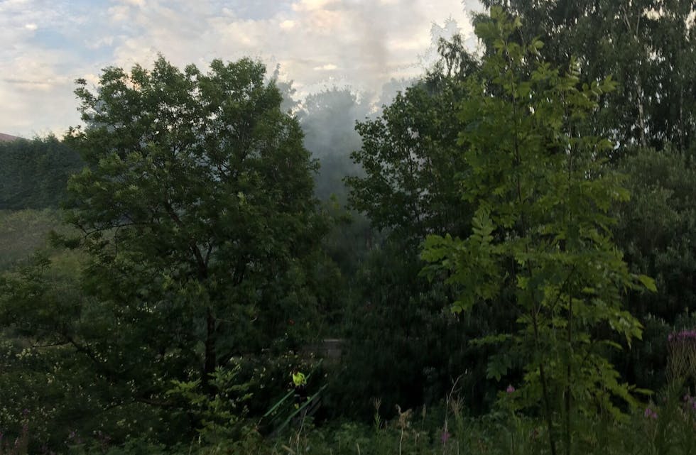 BRANN: Brannvesenet slukket søndag kveld en brann i en bod bak Fyrhuset på Kalbakken. Foto: