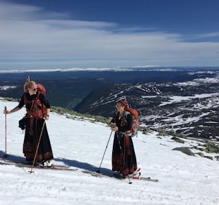 UT PÅ TUR: Søstrene Hege og Stine Schultz Heireng er selv på tur i Femundsmarka, men de har flere forslag til hvor man kan legge påsketuren. Her er de på vei opp til Gaustatoppen på 17. mai. (Foto: Even Mesna Dahl.) Foto: