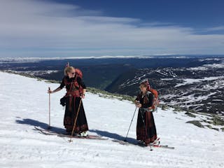 UT PÅ TUR: Søstrene Hege og Stine Schultz Heireng er selv på tur i Femundsmarka, men de har flere forslag til hvor man kan legge påsketuren. Her er de på vei opp til Gaustatoppen på 17. mai. (Foto: Even Mesna Dahl.) Foto: