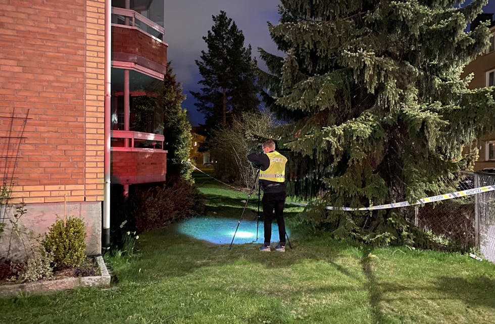 Politiet jobber på stedet for å klarlegge hendelsesforløpet. Foto: