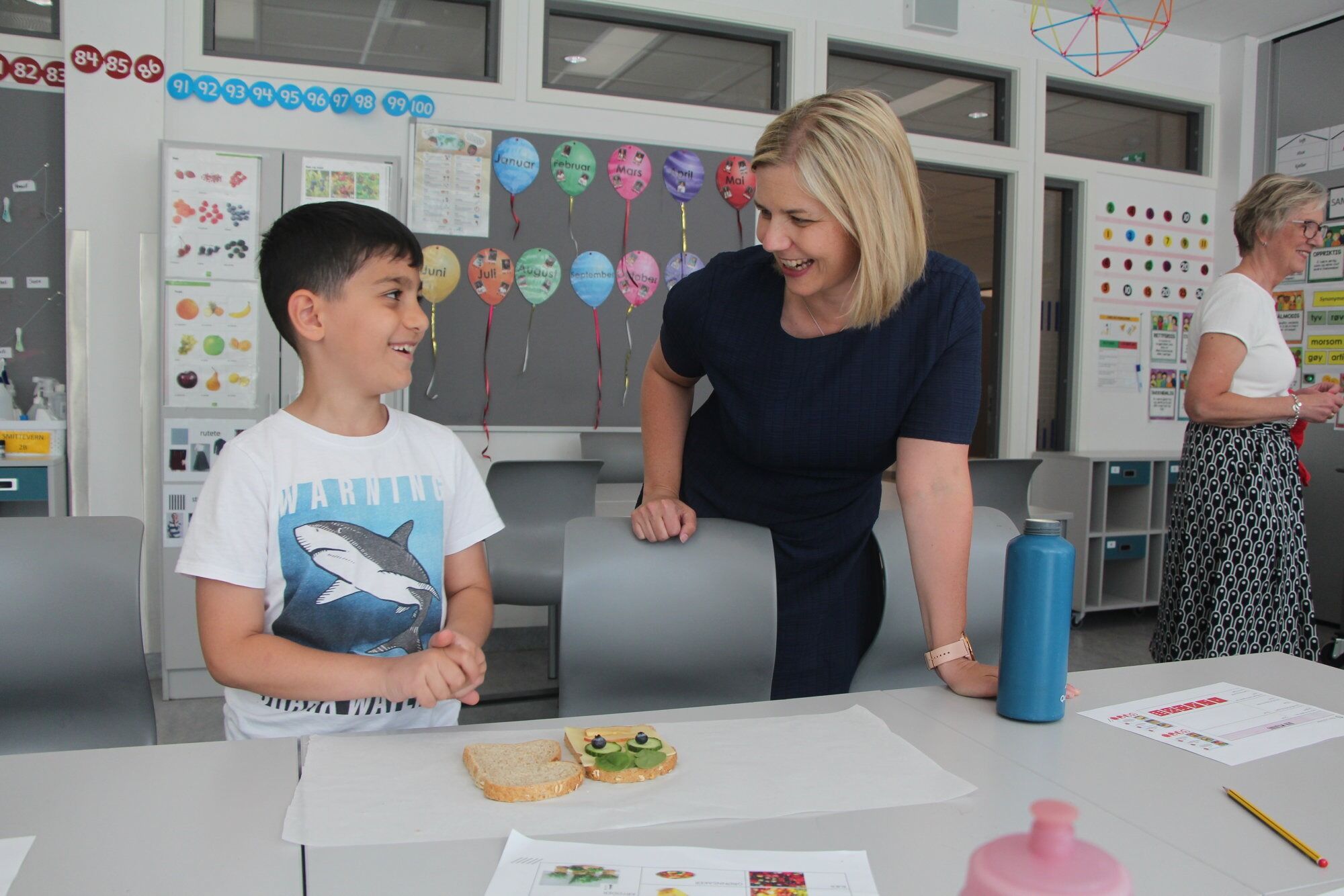 FANT TONEN: Mazda (8) fikk besøk av kunnskapsminister Guri Melby på matpakkekposten. Foto: