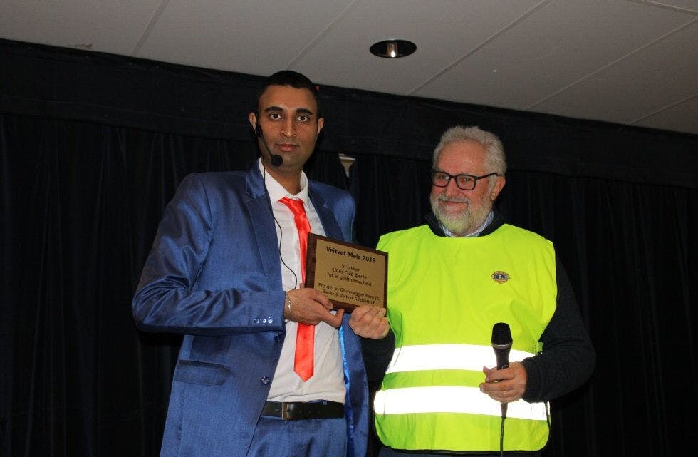 GOD HJELPER: Trond Eriksen mottok en erkjentlighet på vegne av Lions Club Oslo/Bjerke. Foto: