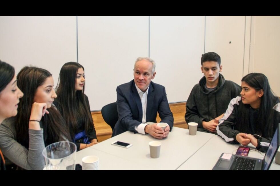 MANGE STEMMER: Jan Tore Sanner snakket med ungdommene, og flere fortalte hvordan det er å leve med to ulike kulturer og er glade for at unge som blir utsatt for sosial kontroll kan få hjelp via «Nora». Foto: