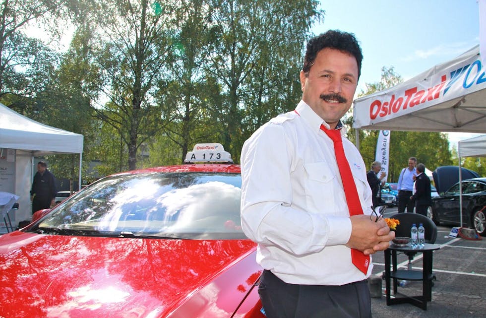 KJØRTE FOR ELEKTRISK: Taxisjåfør Abulfath Frouzandehjoo byttet ut dieselbilen med Tesla. Han sparer både penger og miljøet. Foto: