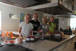 VIKTIG START PÅ DAGEN: Maria Sæltnes Slinde (f.v), Eline Dimmen Henjum, Ragnhild Mellingen og Liva Åsnes Skjerdal lager seg frokost. Foto: