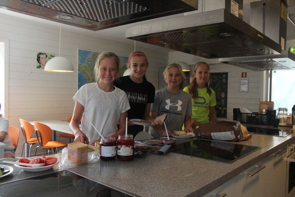 VIKTIG START PÅ DAGEN: Maria Sæltnes Slinde (f.v), Eline Dimmen Henjum, Ragnhild Mellingen og Liva Åsnes Skjerdal lager seg frokost. Foto: