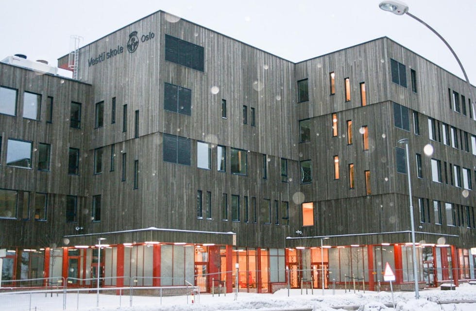 TRE OG GLASS: Nye Vestli skole er bygd med tre, og fra alle vinduer er det storsltt utsikt over Vestli og Groruddalen. Foto: