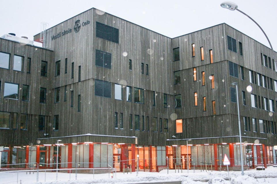 TRE OG GLASS: Nye Vestli skole er bygd med tre, og fra alle vinduer er det storsltt utsikt over Vestli og Groruddalen. Foto: