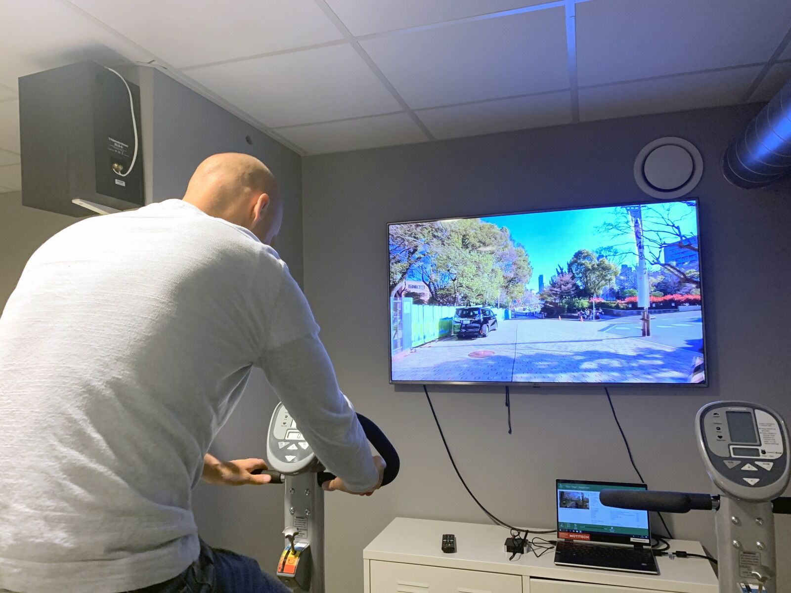 MOTIVIEW-SYKKELEN: Med Motiview-sykkelen kan brukerne sykle ukjente og kjente steder. Foto: