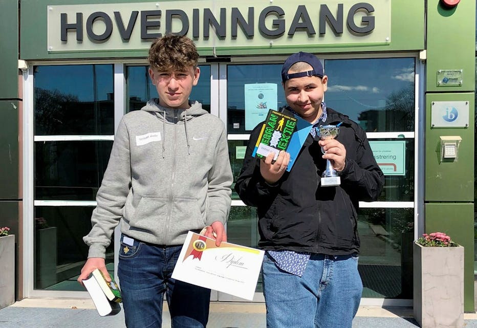 TIL TOPPS: Veitvet-guttene Benjamin Huskovic (14) og Mohammad Elsanov (14) gikk seirende ut av fredagens finale i International Language Competition (ILC). Foto: