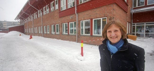 «NYBYGGET»: Det er vemodig og rart å ta farvel med Bjøråsen skole, synes Aud. I første etasje litt til venstre for henne, har hun hatt sitt kontor til siste dag på skolen. Foto: