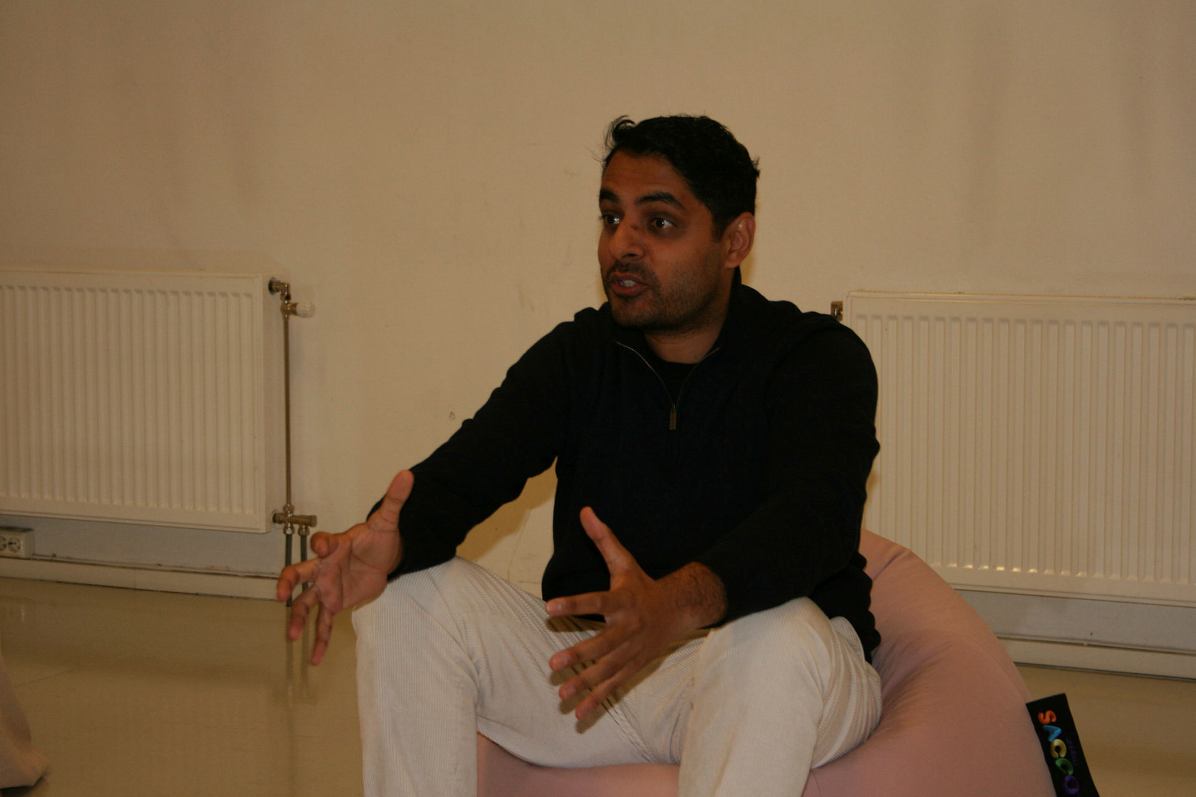 INTENST OG MORSOMT: Manish Sharma vekker sympati og latter som den deprimerte forsvarsadvokaten som har søkt hjelp i «Hundre%». Foto: Caroline Hammer