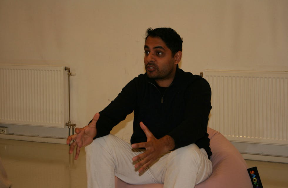 INTENST OG MORSOMT: Manish Sharma vekker sympati og latter som den deprimerte forsvarsadvokaten som har søkt hjelp i «Hundre%». Foto: Caroline Hammer