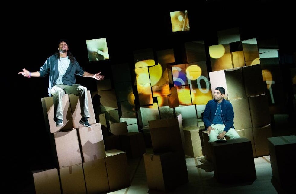T.U.V: I teaterform. Her fra prøvene, med Jamal (Gaute Adela Aastorp Cudjoe) og Mo (Manish Sharma). Foto: Siren Høyland Sæter