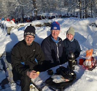 KOSTE SEG: Anders, Ole og Linnea Nielsen storkoste seg med familietur til Sarabråten. Foto: