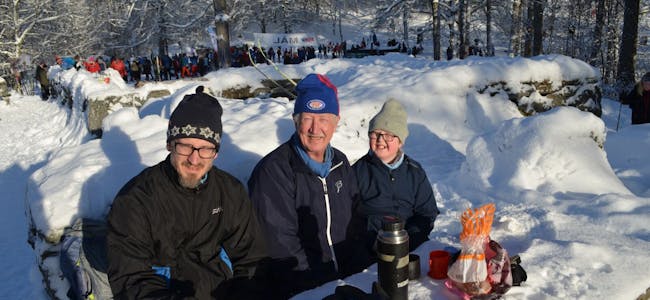 KOSTE SEG: Anders, Ole og Linnea Nielsen storkoste seg med familietur til Sarabråten. Foto: