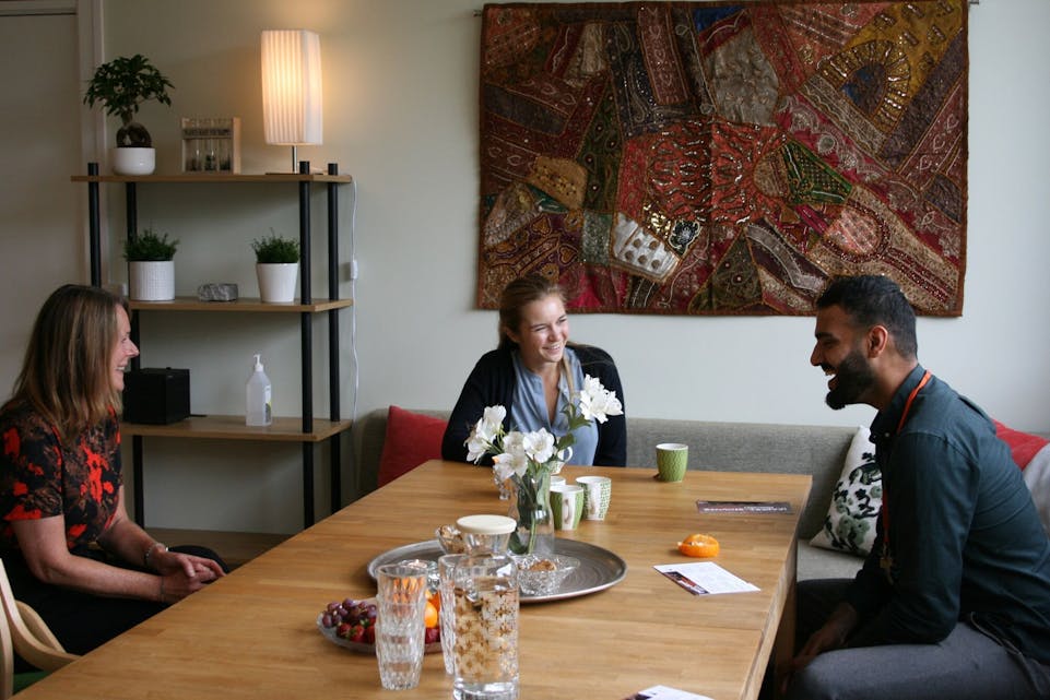 EN GOD KAFFEPRAT: Elisabeth Simonsen (f.v.), Mathilde Tybring-Gjedde (H) og Husnain Arshad var alle svært fornøyde med den gode samtalen om Leaderz-Stovner. Foto: