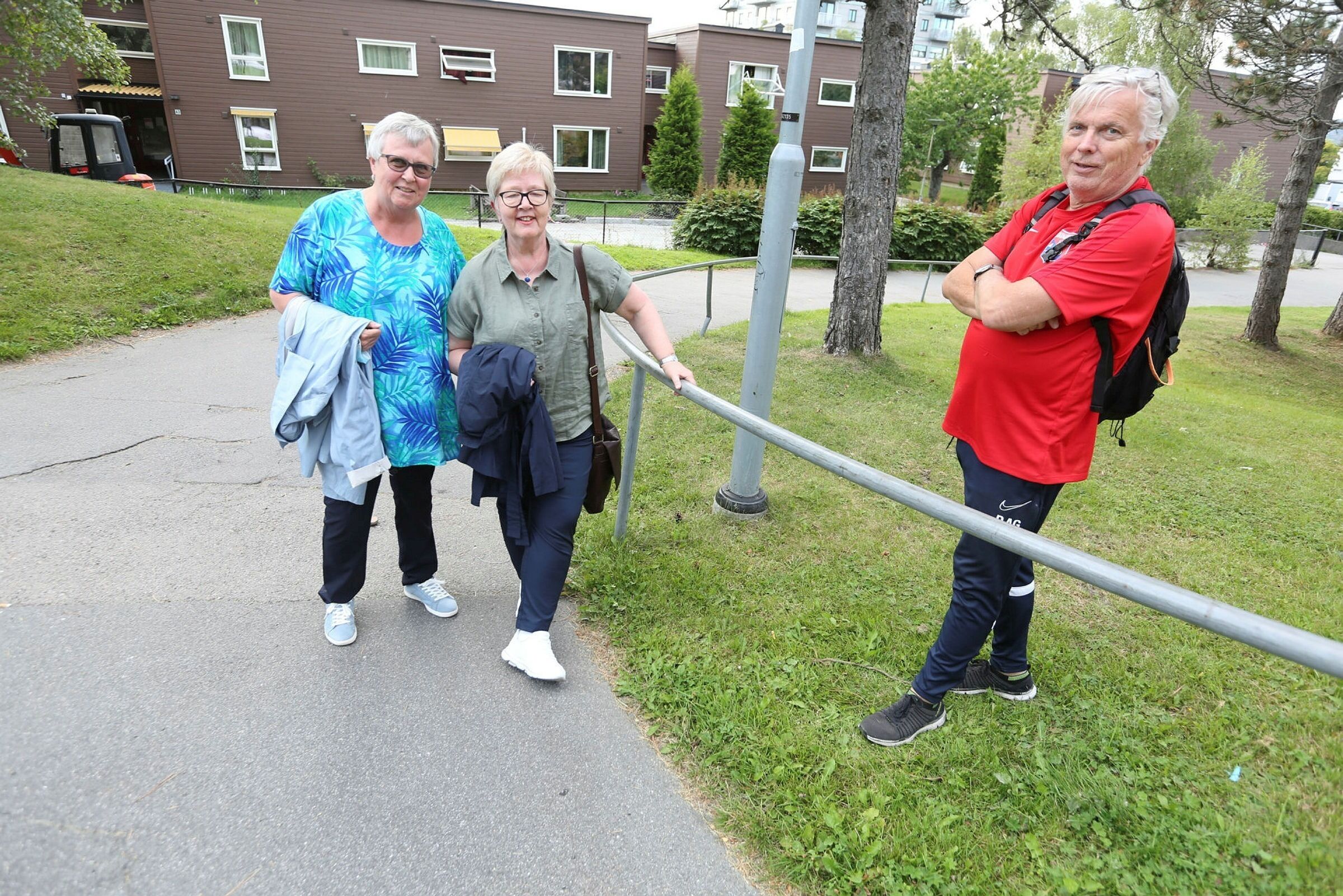 KONSERTKLARE DAMER: Tidligere diakon i Grorud menighet, Eleanor Brenna (t v) og tidligere sokneprest i Ringsaker prosti, Siri Sunde kom tilfeldigvis forbi Haugerud kirke og kunne bekrefte overfor Dag Endal at de allerede hadde skaffet seg billett til konserten. De var også til stede da det var en liten forsmak på konserten i parken rett bak kirken. Foto:
