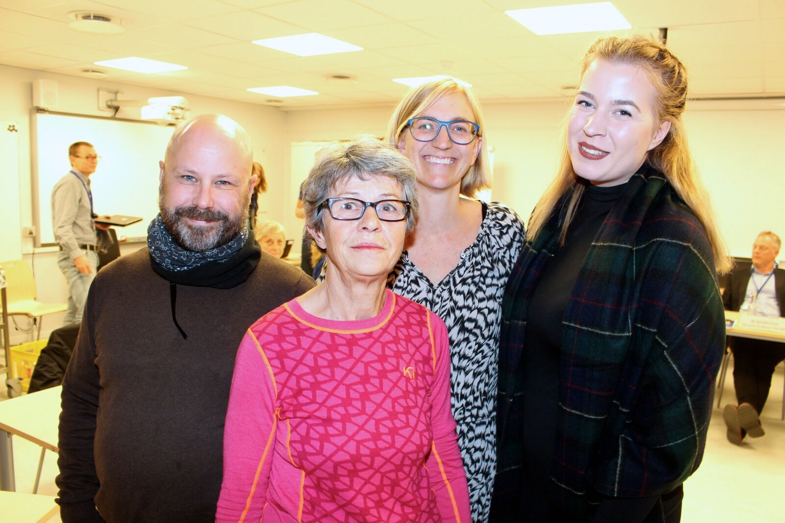 VIL ANSETTE: Venstresiden i Grorud BU liker ikke at 70 prosent av det enorme vikarbudsjettet går rett i lomma til private aktører og vil heller ansette faste vikarer. Her står MDGs Jon Julius Sandal (f.v.), Maren Rismyhr (R), Tale Pleym (SV) og Andrine Breiner Johansen (Ap). Foto: