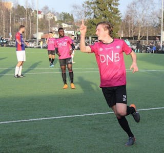 KNUSTE ÅRVOLL: Christian Dahle Borchgrevink og Vålerenga scoret åtte ganger da Årvoll ble slått ut av norgesmesterskapet i fotball. Foto: