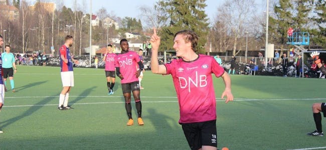 KNUSTE ÅRVOLL: Christian Dahle Borchgrevink og Vålerenga scoret åtte ganger da Årvoll ble slått ut av norgesmesterskapet i fotball. Foto: