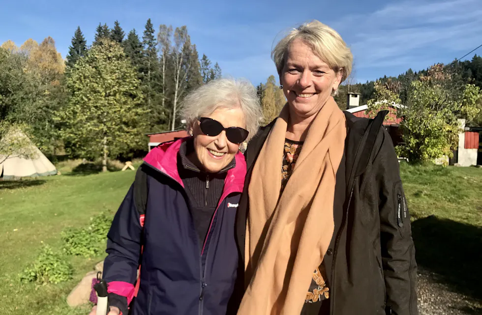 GOD STEMNING: – Jeg ønsker meg flere benker, sier Bodil Johansen (84) når hun møter bydelsdirektør Bovild Tjønn på Isdammen. Foto: Bjørn O. Mørch Larsen, Bydel Bjerke