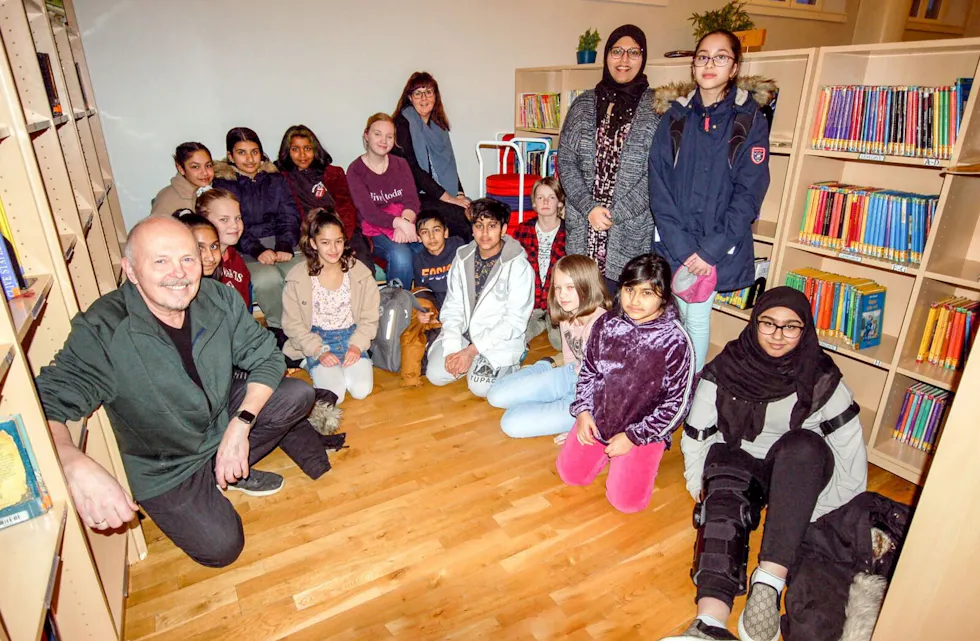 BOK I SENTRUM: Sittende foran til venstre har vi instruktør Roger Pihl. Rektor Cecilie Raddum ser vi bakerst helt inn mot veggen og Atta Mirza Mehmood står til venstre for en av kursdeltakerne litt til høyre i bildet. Foto: