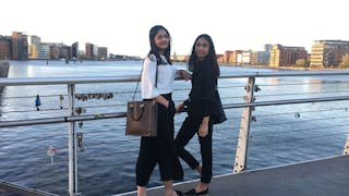 TENKER NYTT: Misha Farooq (t.v.) og Anita Ghanizadeh studerer sammen til vanlig på Markedshøyskolen, men begge kaller Groruddalen for hjem. Foto: