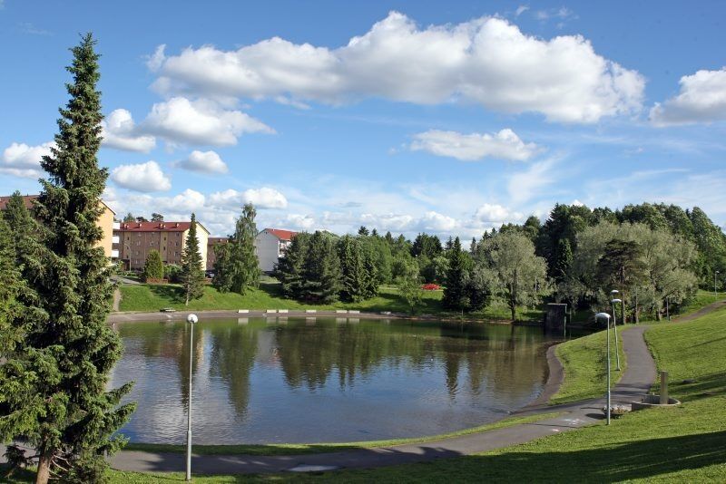 ÅRVOLLDAMMEN: Slik ser den ut fylt med vann på sommerstid. Nå blir det bevilget penger til vann på nytt i sommer. Byråd Lan Marie Nguyen Berg (MDG) håper vannet kommer før sommeren. Foto: