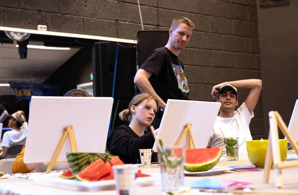 Espen Iden ledet arrangementet sammen med prosjektleder Rafael Eish. De er imponerte over resultatene til ungdommene. Foto: Hannah Westgaard