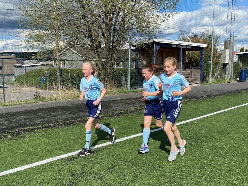 I AKSJON: Her er jentene i aksjon under en av sine løpeturer. Foto: Linn Therese Bratseberg-Siri